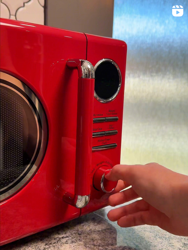 🍎 Quick Apple Crisp in the Magic Chef Retro Microwave — Dessert in Minutes!