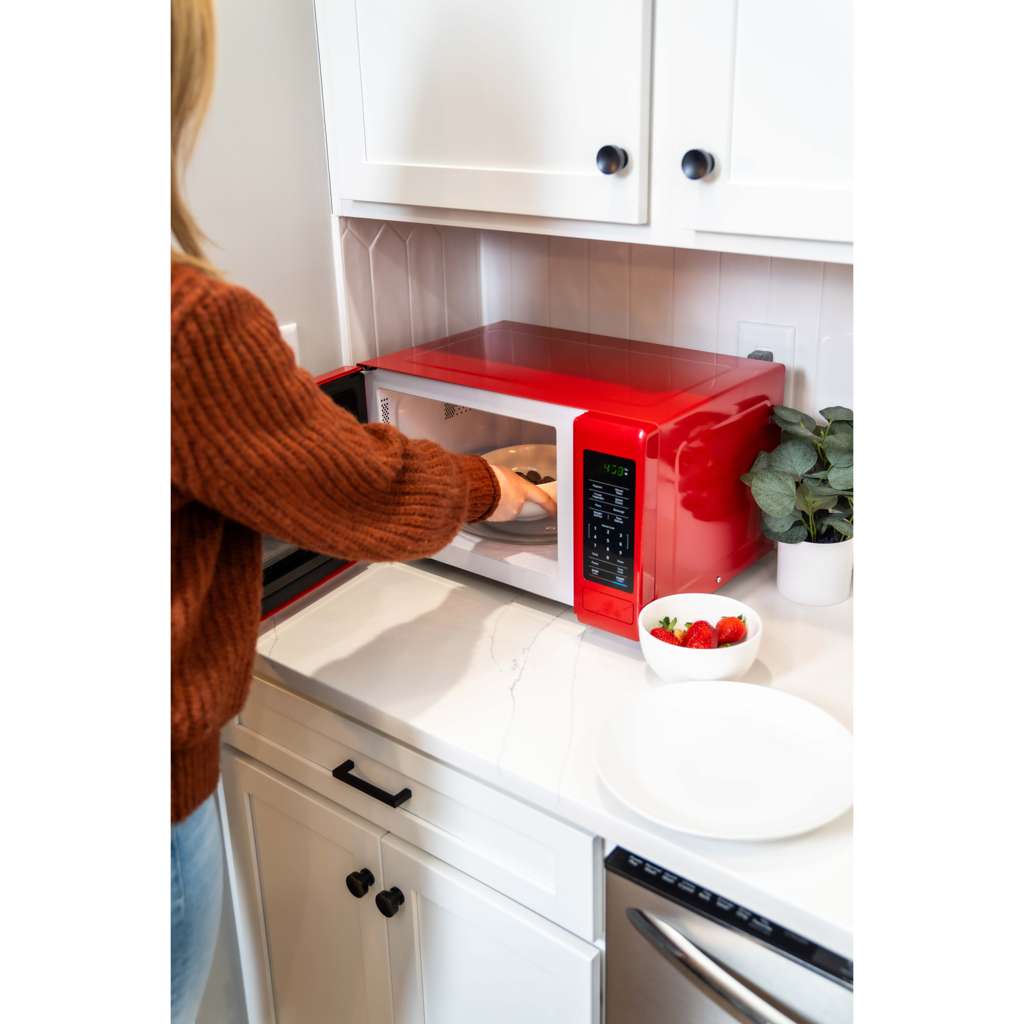 0.9 in. 900-Watt Countertop Microwave in Red