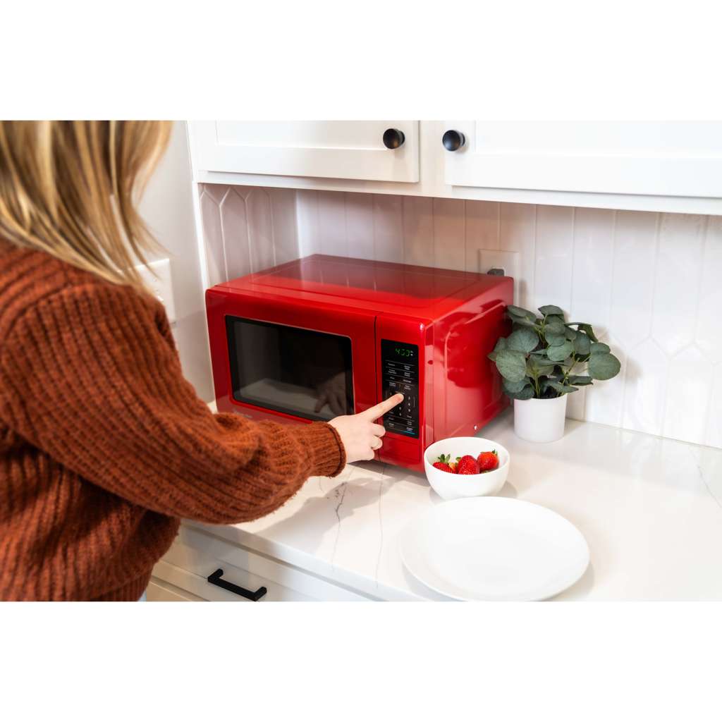 0.9 in. 900-Watt Countertop Microwave in Red