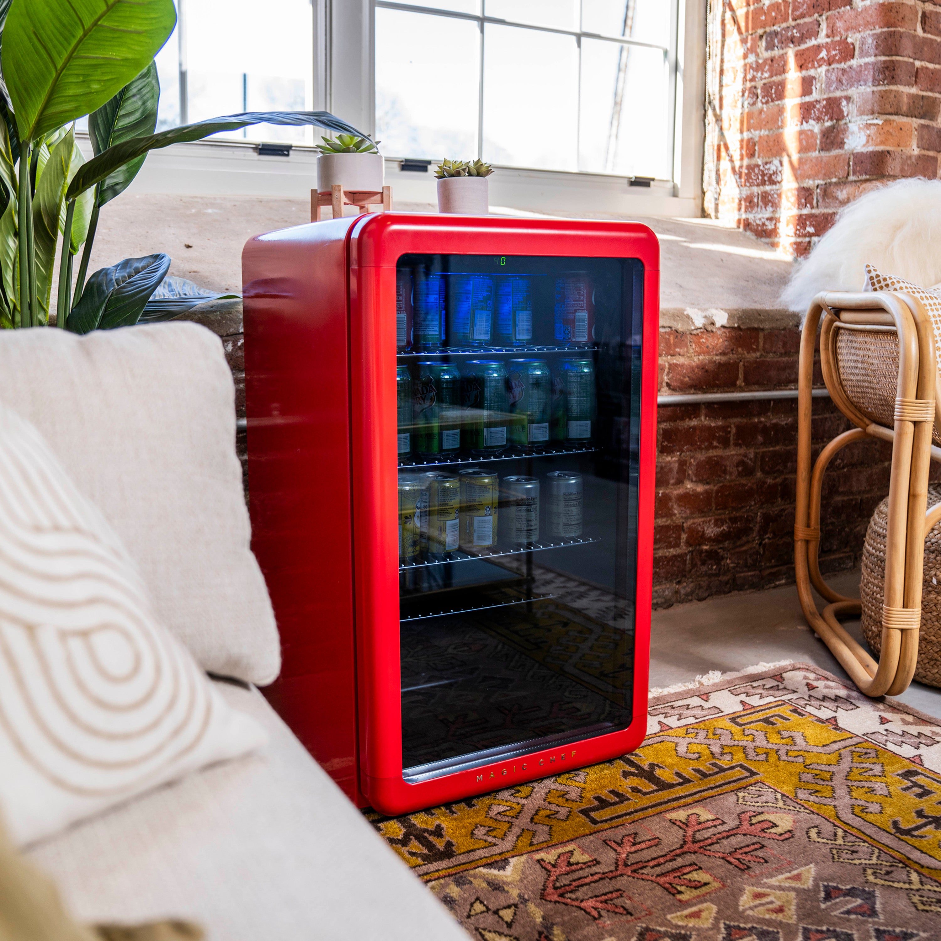 Magic Chef MCB17CHW Beverage Cooler, White on Fridge.com